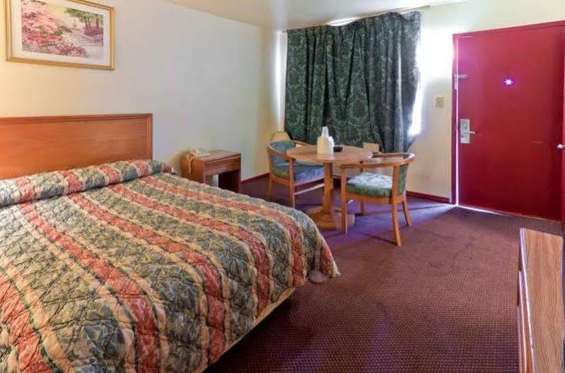 Budget Inn And Suites Mount Ephraim Стая снимка